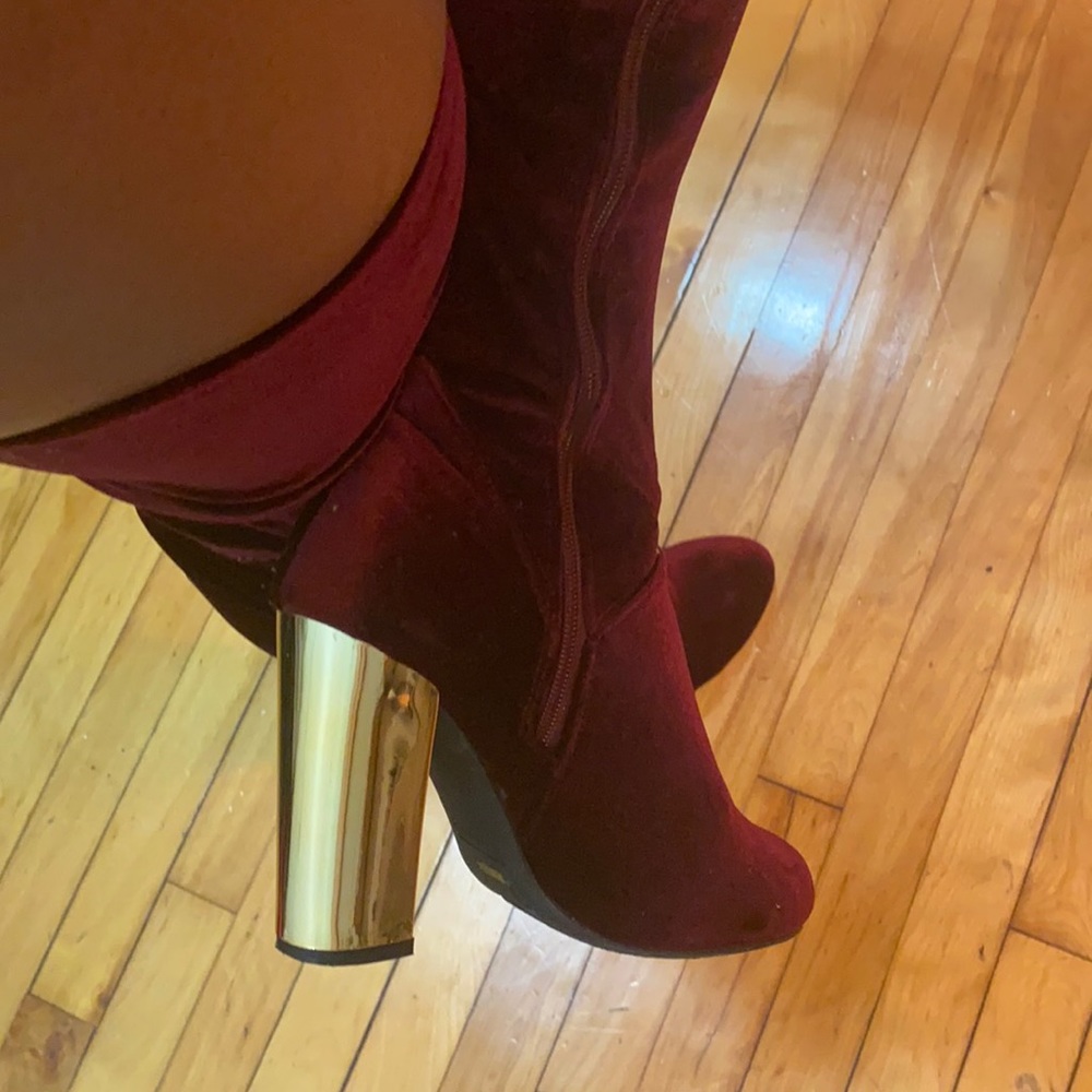 Tall over the knees velvet boots